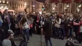 Деваха вытанцовывает на Невском в День города ночью..