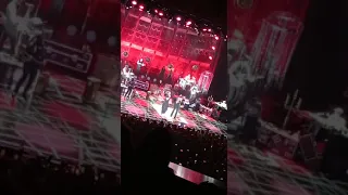 Ricardo Arjona e India Martínez. Cierre concierto Sevilla 17-02-22