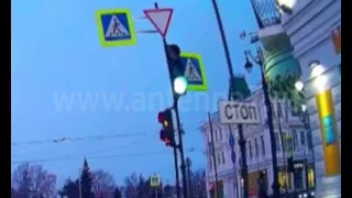В Омске водитель «Тойоты» снес столб на Любинском проспекте (ЭКСКЛЮЗИВ)