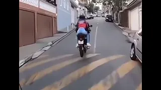 Wild Ride: Thrilling Police Motorcycle Chase in Brazil's Narrow Streets!