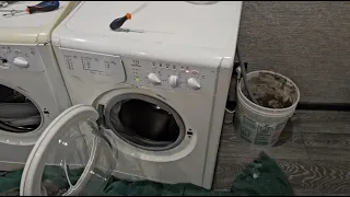 Destroying a washing machine Indesit WIL 85 with two wet towels