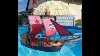 Playmobil Piratenschiff Modell 70411 im Intex Pool / Playmobil Pirates Ship 70411 swimming in pool.