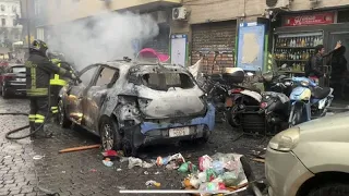 Napoli messa a ferro e fuoco dai tifosi dell'Eintracht, scontri con polizia e ultras del Napoli