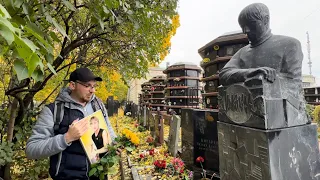 Портрет на могиле Михея и Джуманджи (Сергей Крутиков) Ваганьковское кладбище  27.10.2023