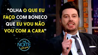 Danilo Gentili ameaça boneco Petraki | The Noite (20/04/23)