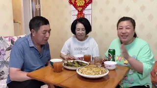 老爸买兜辣椒，做道青椒酿肉，香辣开胃又下饭，仨人吃得停不下来