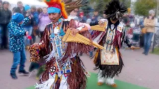 Oh you're smart! The little spectator began to dance to the music of the Indígenos,the music of joy