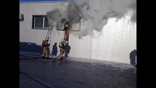 В Набережных Челнах пожарные борются с огнём на складе в промзоне
