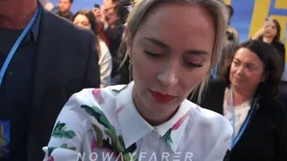 Emily BLUNT 😀🤟 signs my Edge of Tomorrow's DVD 💿 So grateful for that @ Paris Premiere Fall Guy 2024