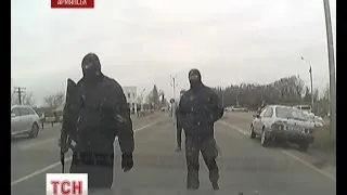 Озброєні бойовики продовжують контролювати в'їзди до Криму