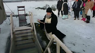 Сотрудники ГУФСИН и свердловских колоний окунулись в крещенскую купель на озере Балтым