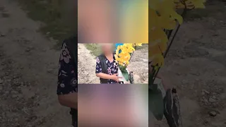 🤬Жінка ВКРАЛА квіти з могили ВІЙСЬКОВОГО