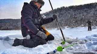 РЫБАЛКА НА ПАЛКУ! ВПЕРВЫЕ ТАКОЕ! Ловля хариуса на горной реке местным способом