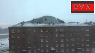 В Красноярске у жилого дома обрушилась крыша