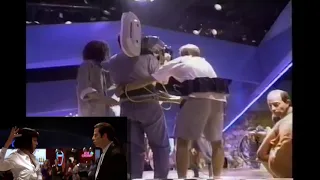 Quentin Tarantino bailando en la famosa escena del baile (pulp fiction)