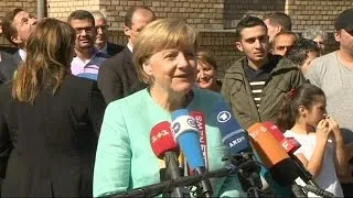 Angela Merkel besucht in Berlin Flüchtlinge und Flüchtlingsbehörde