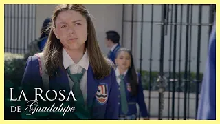 La Rosa de Guadalupe: Alexa pide que no se burlen de su apariencia física | Un beso de amor