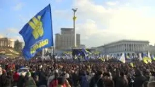 Protesters: Leader must defend Ukraine at summit