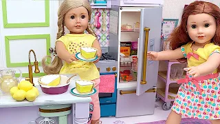 Doll sisters cooking lemon pie in the toy kitchen! Play Dolls chores for kids