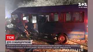 На трасі під Тернополем зіткнулись маршрутка та легковик | ТСН 19:30