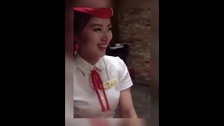 (북한미녀) 짓궂은 외국인 관광객도 웃으며 접대하는 북한식당 종업원 / this North Korean waitress looks so shy