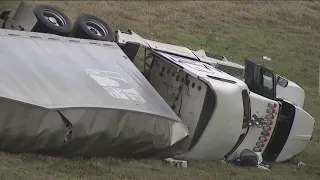 Travis County deputy pinned under 18-wheeler tire while assisting another driver, sheriff says | FOX