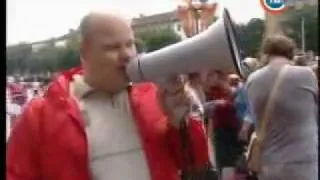 В Минске прошел флешмоб «Осторожно! Воняет НТВ».