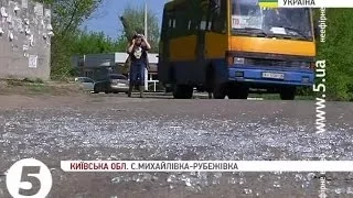 Невідомі в масках обстріляли маршрутку під Києвом