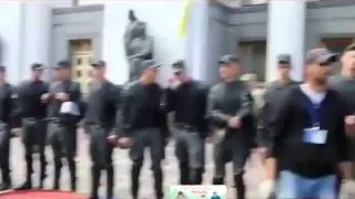 17 09 2014 Киев  Активисты свозят покрышки под Верховную Раду