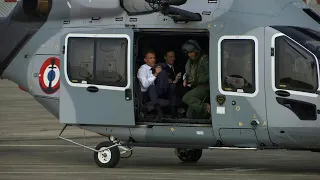 Macron arrive en hélicoptère pour inaugurer le salon du Bourget | AFP Images