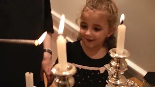 Шаббат шалом! - Shabbat Shalom! "Мама зажигает субботние свечи."