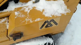 Чистка снега на МКСМ-800 косым самодельным отвалом