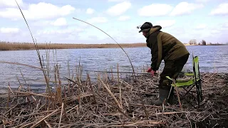 ПЕРВАЯ РЫБАЛКА НА ПОПЛАВОК 2024! ЖОР ПРИЛИЧНЫЙ В ХОЛОДЮЩЕЙ ВОДЕ. ЗАДЕЛАЛ ЖЕРЛИЦЫ НА НОВЫЙ ЛАД