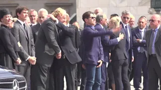 Funerali Silvio Berlusconi, i figli salutano e ringraziano le persone in piazza Duomo