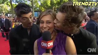 Best Top 20 News Reporters Caught Kissing On TV Moments