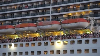 Landungsbrücken - 10 Jahre Queen Mary 2 in Hamburg mit Feuerwerk