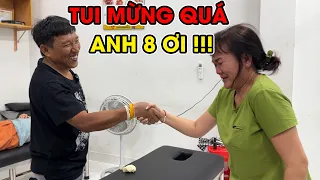 Cô khách bật khóc mừng rỡ khi được 8 Sang hỗ trợ, tranh thủ hỗ trợ khách hàng trước khi đi Tây Bắc