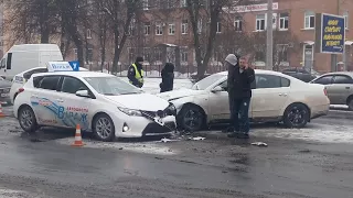 ДТП біля Бастилії у Вінниці - білий Пасат проти навчальної Тойоти!!! Пробка вже є!!!