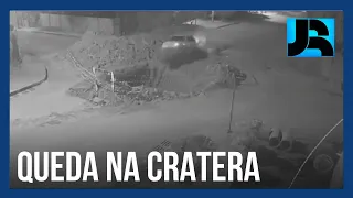 JR de Olho: carro avança sobre sinalização de obra e cai dentro de cratera em Rondonópolis (MT)