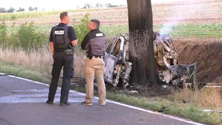 Tragischer Unfall in Kremmen: Auto prallt gegen Baum und geht in Flammen auf - Eine Person verstirbt