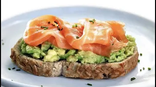 TOSTADAS DE SALMÓN Y AGUACATE | Ticky Gomezal