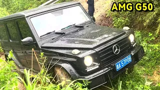 Mercedes-Benz Big G fell into a swamp and couldn't get out, the beauty almost overturned the car