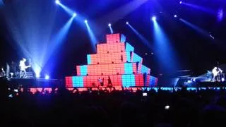 Muse - Isolated System / Uprising (Live Paris Bercy 18/10/12)