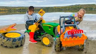 Darius and Francesca want to save the tractor wheel from the mud and met a crocodile