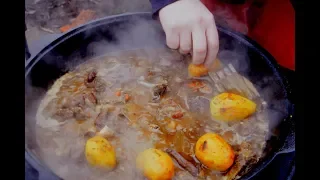 Мясо дикого кабана в казане с овощами. Удачная охота. и мясо и рыба.