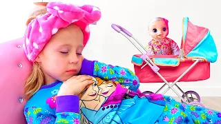 Nastya en tant que mère prend soin de ses poupées