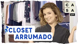 CLOSET: como organizar as roupas em gavetas, prateleiras e cabides nos armários | Manual da Micaela