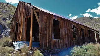 Exploring a creepy abandoned house in the middle of nowhere