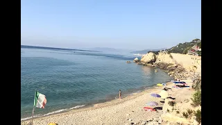 Выбираю пляж в городе Финале на Лигурийском побережье.