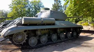 Jagdpanzer SU 100 -  Motor einsetzen in Berlin Karlshorst